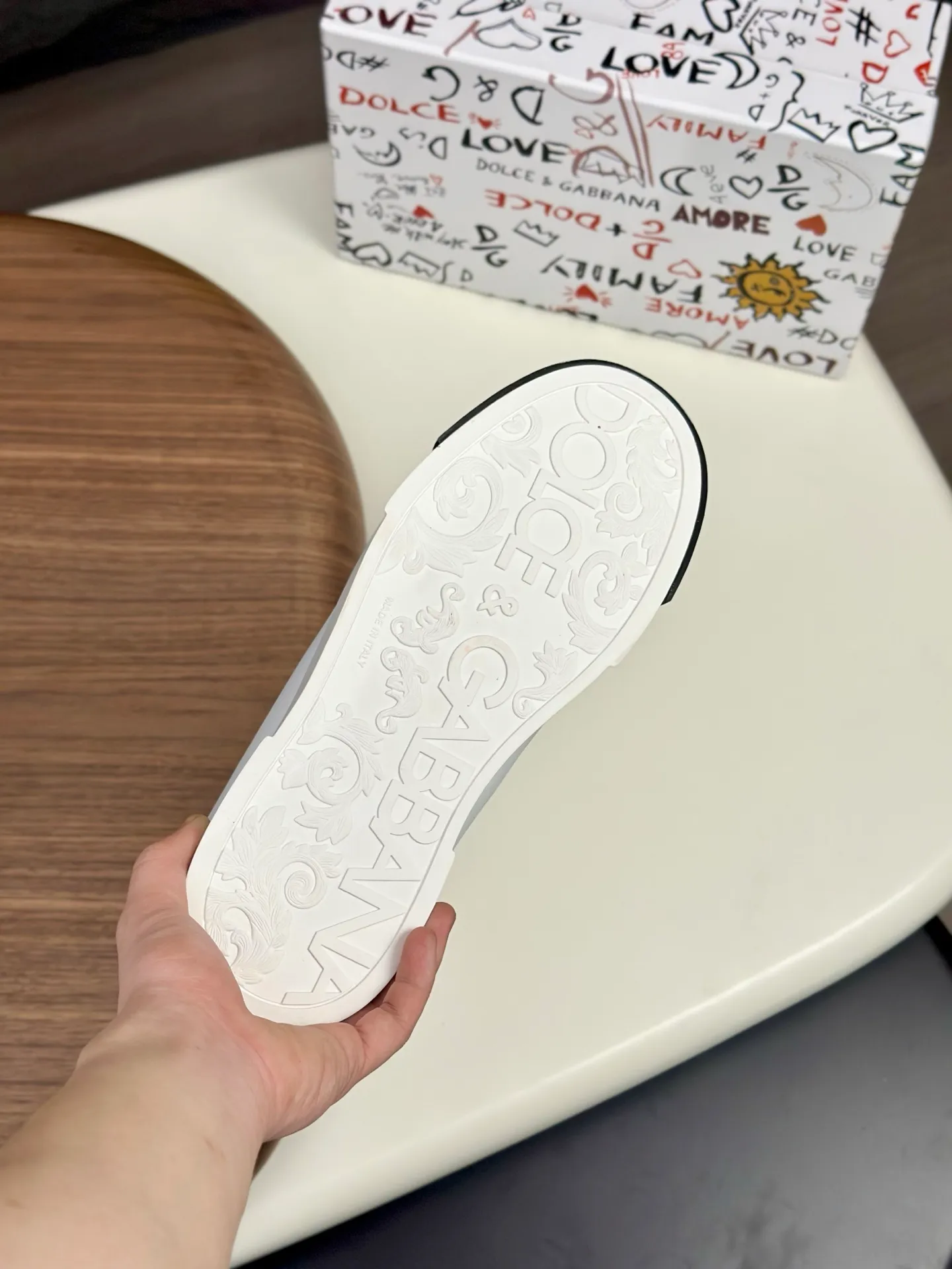 New product 💰900 DG Dolce & Gabbana men's shoes 💰ortofino graffiti calfskin sneakers ♞size; 39~44 (customized 38.45.46) Iconic men's shoes 💰ortofino series of sneakers, classic and timeless style, now presented with fashionable details. The calfskin engraved DG logo is a subtle finishing touch. Men's shoes💰ortofino calfskin sneakers: